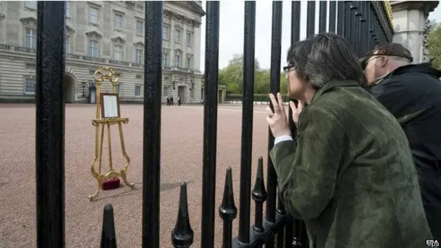 Бюллетень о рождении принцессы, выставленный перед Букингемским дворцом