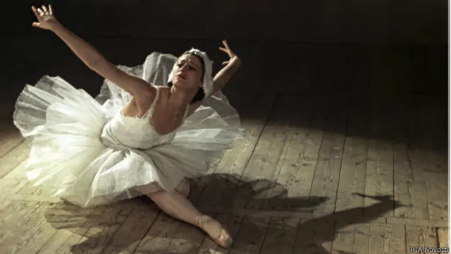 پلائسیستکیا نے بولشوئی تھیئٹر میں سنہ 1943 میں شمولیت اختیار کی اور اپنے فن کی خالصیت سے دنیا بھر کے ناظرین کو مسحور کر لیا