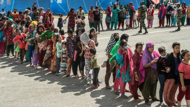 加德满都某临时安置点灾民排队等候领取物资(2/5/2015)