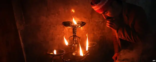 伊拉克杜胡克附近某山谷一名雅兹迪人为雅兹迪新年祷告（14/4/2015）