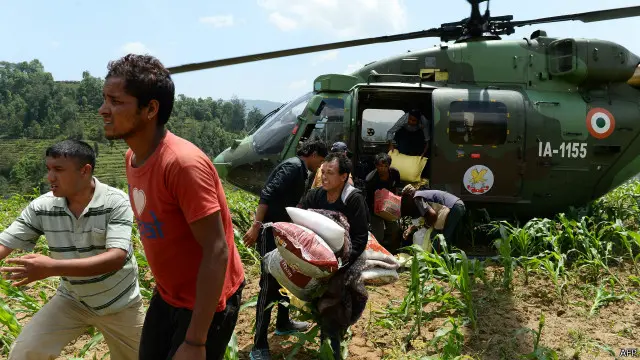 بی بی سی کے نامہ نگار کے مطابق امدادی سامان لانے والے ہر ہیلی کاپٹر کے گرد متاثرین کا ہجوم دیکھا جا سکتا ہے 