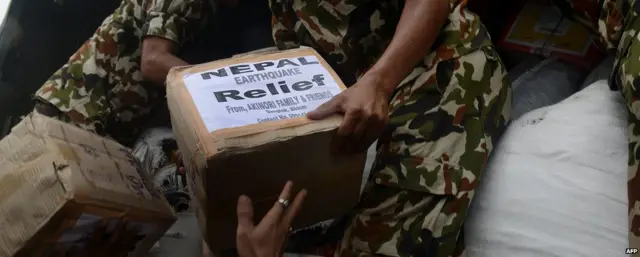 尼泊尔贾帕县与印度接壤城镇卡卡比塔军方分发救灾物资(2/5/2015)