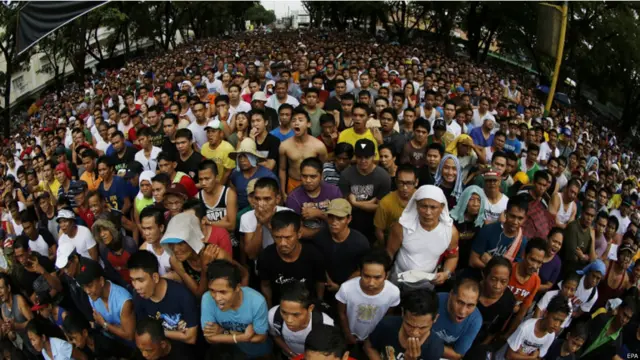 مے ویدر کے مقابلے میں ویلٹر ویٹ درجے کے چیمپیئن فلپائن کے باکسر مینی پیکیاؤ تھے۔ یہاں فلپائن کے شائقین کو میچ کو براہ راست دیکھتے ہوئے دیکھا جا سکتا ہے۔