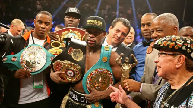 باکسنگ کی تاریخ کے سب سے مہنگے مقابلے میں امریکی باکسر نے پوائنٹس کی بنیاد پر ویلٹر ویٹ درجے میں فتح حاصل کی اور اپنا ناقابل شکست ریکارڈ برقرار رکھا۔