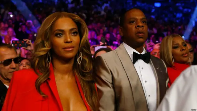 12 راؤنڈ تک جاری رہنے والے اس مقابلے کو دیکھنے کے لیے بیانس نوئل اور جے زیڈ بھی ارینا میں پہنچے تھے۔