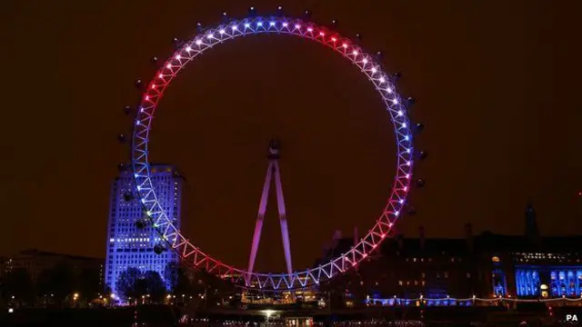 Lampu yang didominasi warga merah muda dan unggu di London Eye.