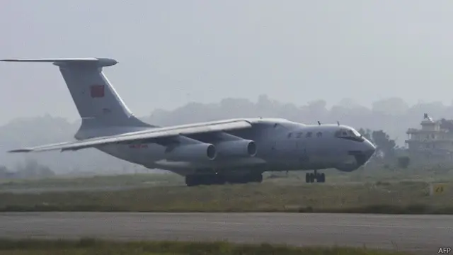 中国空军的一架运输机在加德满都国际机场
