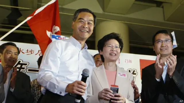 香港特首梁振英和官员2015年4月22日参加活动支持政改方案