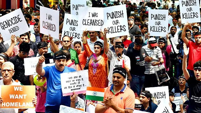 شدت پسندوں کے حملوں کی وجہ سے بڑی تعداد میں کشمیری پنڈت کشمیر چھوڑنے پر مجبور ہوئے ہیں