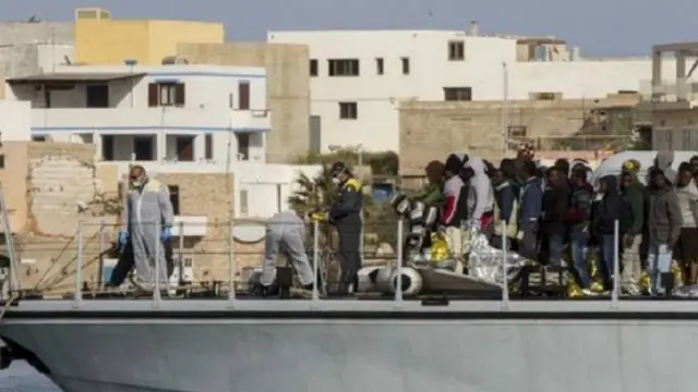 وصول المهاجرين الذين انقذوا إلى جزيرة لامبيدوزا الإيطالية