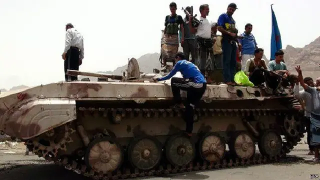 مقاتلون موالون للرئيس اليمني عبد ربه منصور هادي يواصل قتال الحوثيين