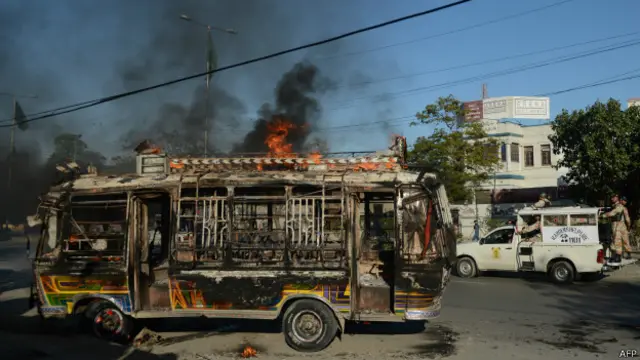 اطلاعات کے مطابق بجلی کی تاریں بس کی چھت پر گرنے کی وجہ سے بس میں آگ لگ گئی