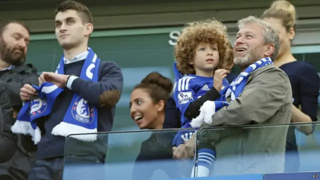 Niềm vui của ông chủ CLB Chelsea Roman Abramovich sau khi đội nhà vô địch sớm giải Ngoại hạng Anh.