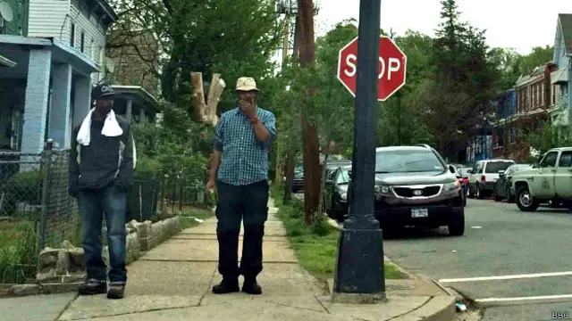 Moradores de bairros menos favorecidos em Washington (Foto: BBC)