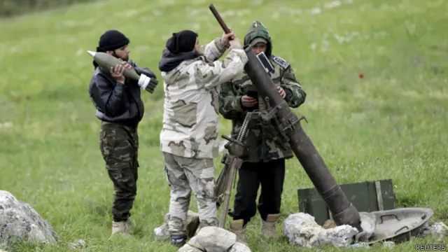 Hama'nın kırsal kesimindeki ÖSO militanları. 