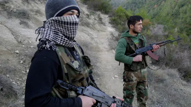 İdlib kırsalındaki ÖSO militanları. 