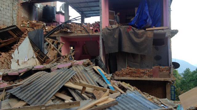 नेपाल में भूकंप में गिरे घर