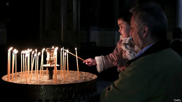 Отец с ребенком в греческой церкви