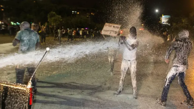 目前,至少20名警察受伤,26名抗议者被捕。