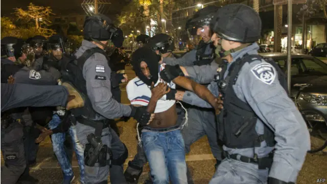 居住在以色列的埃塞俄比亚裔犹太人过去时常抱怨遭到歧视。2012年,以色列也曾发生过类似的抗议活动。那时,一些以色列房东拒绝将房子租给埃塞俄比亚裔的房客。