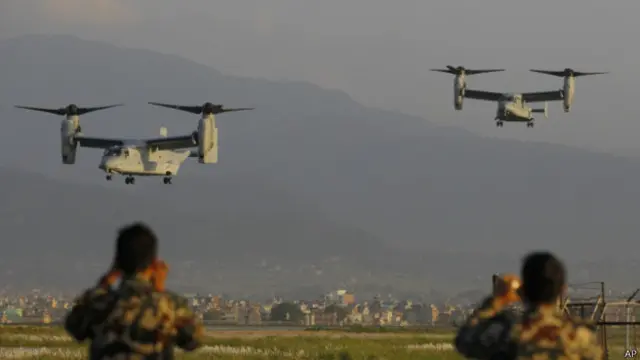 Американские самолеты "Оспрей" идут на посадку в аэропорту Катманду