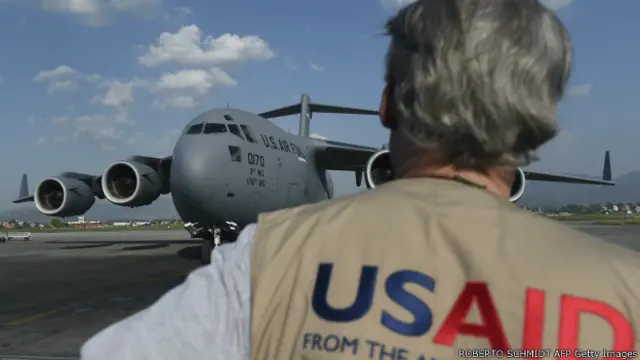 Cотрудник USAID в аэропорту Катманду