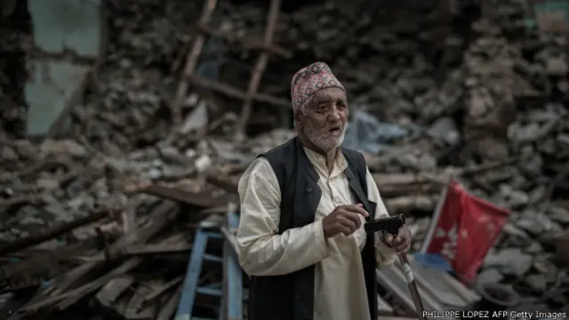 Старик, выживший после землетрясения в Непале