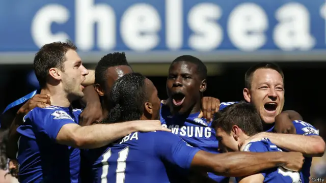 игроки "Челси" празднуют победу