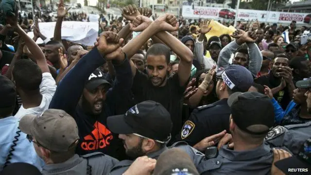 Plus de 135 000 juifs éthiopiens vivent en Israël et des centaines d'entre eux protestaient dimanche contre les violences et discriminations dont ils disent faire l'objet de la part de la police israélienne