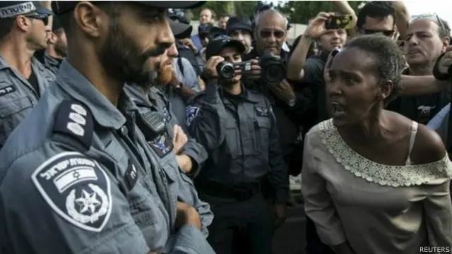 La police a utilisé des grenades assourdissantes et des gaz lacrymogènes pour disperser des centaines de manifestants