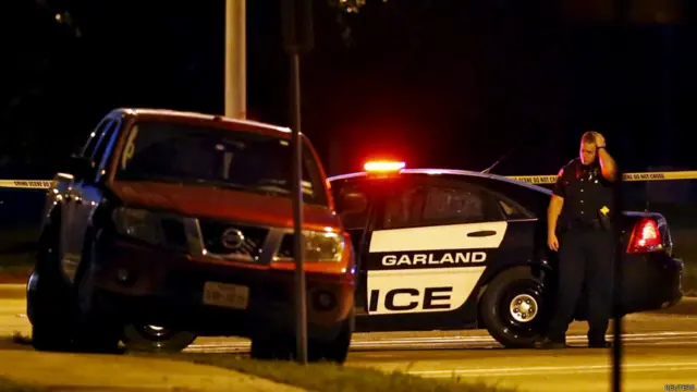 得州加蘭槍擊案現場外一名警員看守著一輛汽車（3/5/2015）