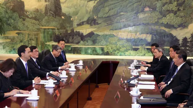 朱立伦(左)与习近平(右)在人民大会堂内会面(4/5/2015)