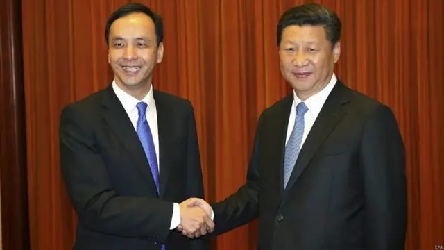 朱立伦(左)与习近平(右)在人民大会堂内握手(4/5/2015)