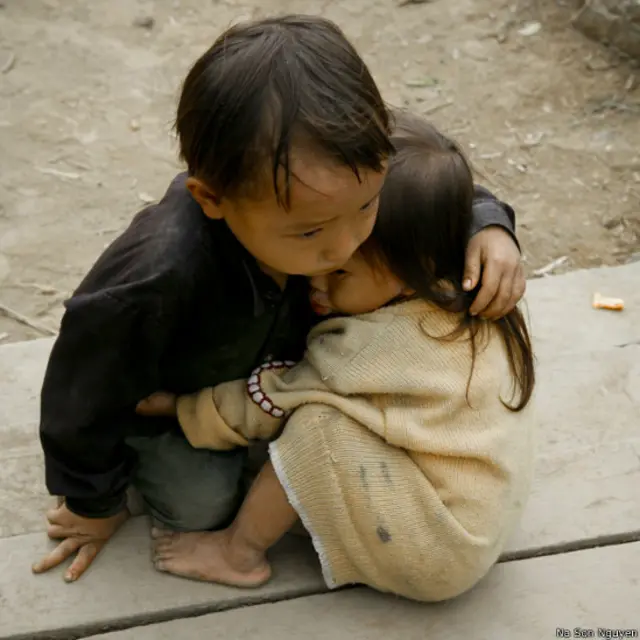 Ảnh của nhiếp ảnh gia Na Sơn chụp hai em bé tại Cán Tỷ, Quản Bạ, Hà Giang hồi 2007 đã được lan truyền trên mạng với lời chú giải "nạn nhân động đất Nepal 2015"