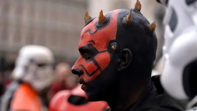 Tokoh Darth Maul yang jahat juga muncul dalam parade Hari Star Wars ini.