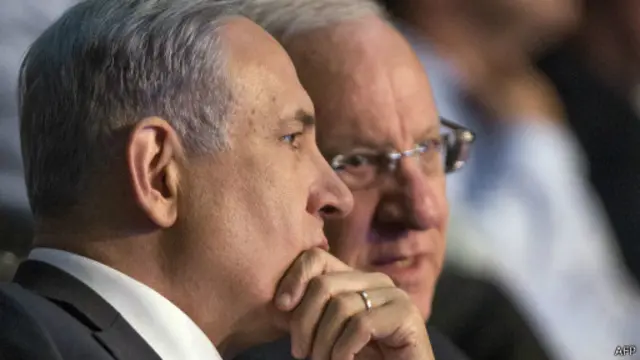 Le Premier ministre israélien Benjamin Netanyahu (G) s’entretien avec le président Reuven Rivlin (D) lors de la cérémonie d'ouverture d'une académie de police à l'École nationale de police israélienne à Beit Shemesh, le 13 avril, 2015