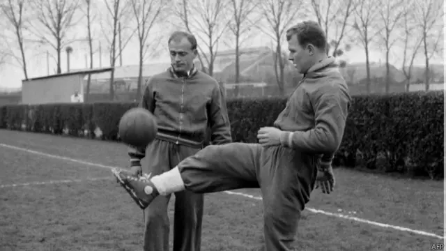 Di Stéfano observa a Kubala en un entrenamiento de la selección