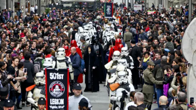 Celebracion en la calle de la Guerra de las Galaxias