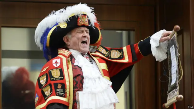 Королівський глашатай повідомляє про народження принцеси