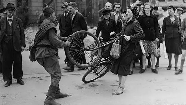 Xotin eriga minaj beradi (uy qurilishi videosi)