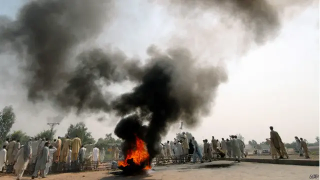 مظاہروں کی وجہ سے بیشتر اوقات شہر میں گھنٹوں ٹریفک کے آمد و رفت میں بند رہتی ہے