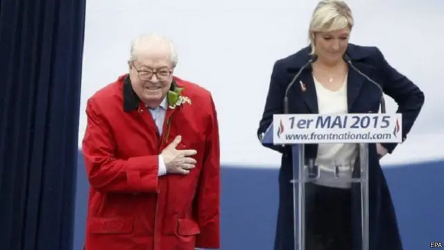 رغم استبعاده من المسيرة التقليدية لحزب الجبهة الوطنية في الأول من مايو/أيار يوم الجمعة الماضية، اعتلى جان-ماري لوبان المنصة بينما كانت تلقي ابنته كلمتها