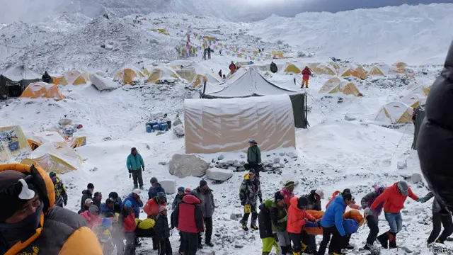 Базовый лагерь на Эвересте после землетрясения
