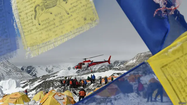 Спасательный вертолет в базовом лагере на Эвересте