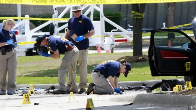 یہ قصبہ اس جگہ سے تقریباً 25 میل دور واقع ہے جہاں اس سال مئی میں پیغمبرِ اسلام کے خاکوں کی نمائش پر حملہ کرنے والے دو انتہاپسندوں کو گولی مار کر ہلاک کر دیا گیا تھا