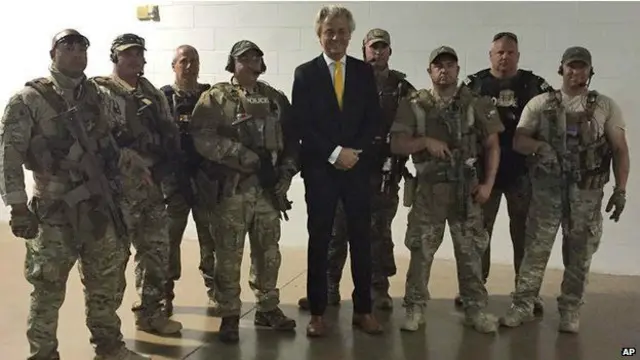 पुलिस सुरक्षा में ग्रीच वाइल्डर्स.