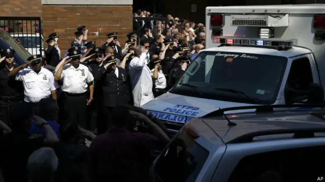 摩爾去世,警察向致敬