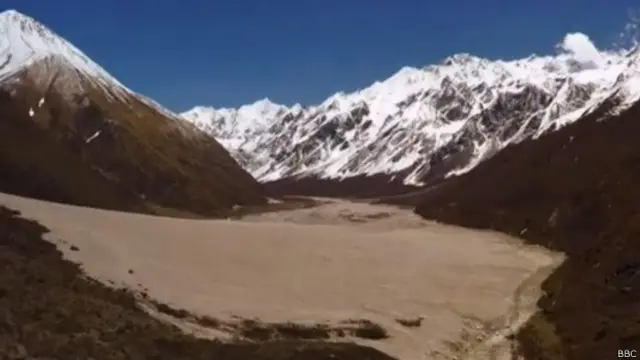 Langtang kasabası dev heyelanlar nedeniyle tamamen toprak altında kalmış durumda.