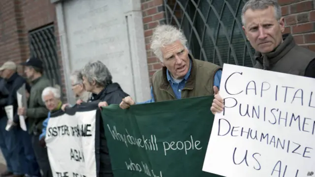 Демонстранты у здания суда