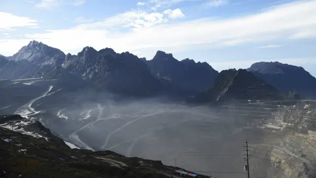 "Sebetulnya pembangunan ekonomi, pendidikan, infrastruktur, kesehatan harus diperhatikan. Percuma punya penghasilan besar tidak memperhatikan rakyatnya terutama sumber daya manusia. Pemerataan pembangunan sangat perlu di Papua, supaya aman damai tentram. Penghasilan Freeport saja sudah cukup untuk membangun tanah Papua." (Novri Wl Iroth, Komunitas Facebook BBC Indonesia)